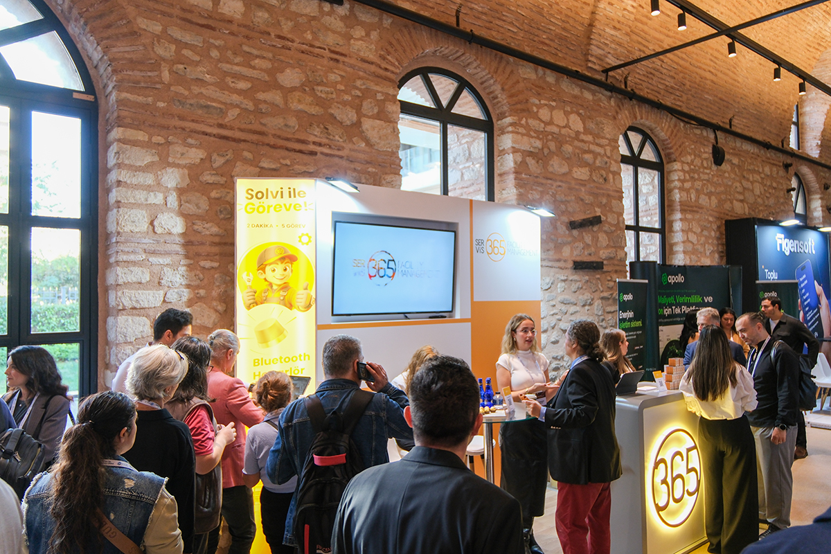 Visitors gathered around the Servis365 summit booth
